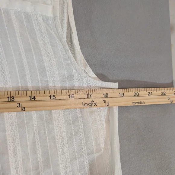 Sleeveless White Button-Up Blouse - Picture 8 of 9